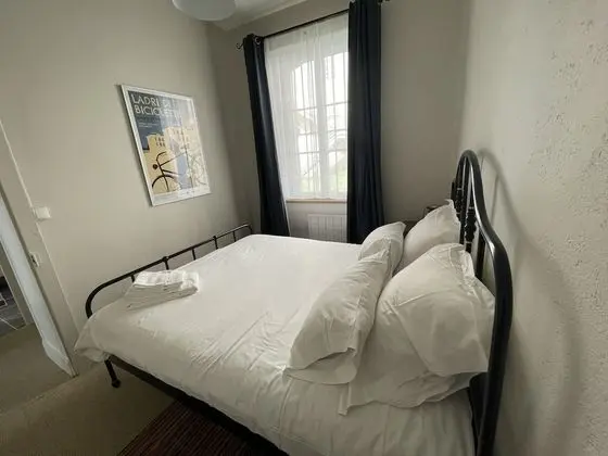 Comfort Tek Büyük Yataklı Oda, Özel Banyo, Avlu Manzaralı (Côté Cour)