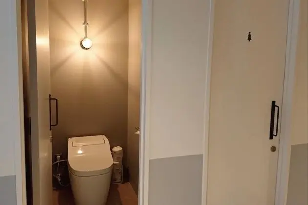 Üç Kişilik Oda, Sadece kadınlar için, Sigara İçilmez