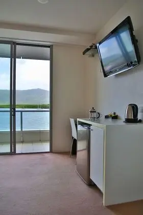Tek Büyük veya İki Ayrı Yataklı Oda, Liman Manzaralı