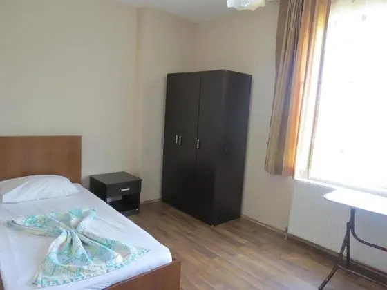 Triple, Bahçe Manzaralı