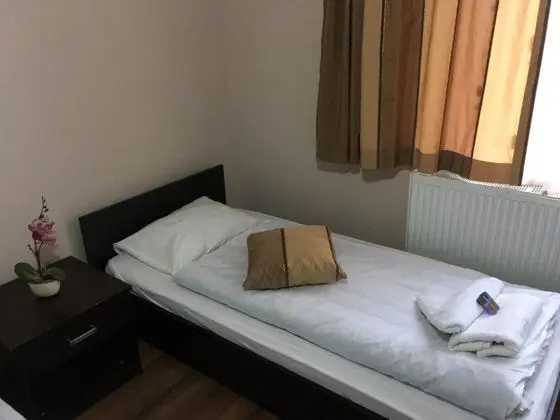 Triple, Bahçe Manzaralı