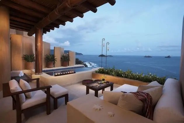 Romance Deluxe Ocean Front Suite