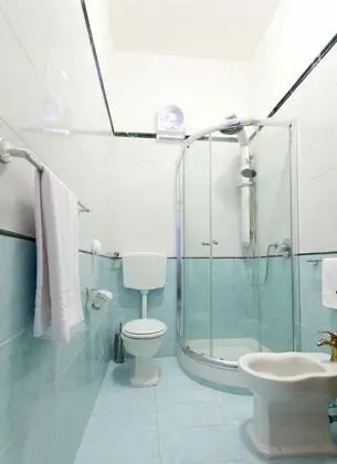 Üç Kişilik Oda, Deniz Manzaralı