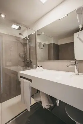 Tek Büyük Yataklı Oda, Deniz Manzaralı (2 adults and 1 child)
