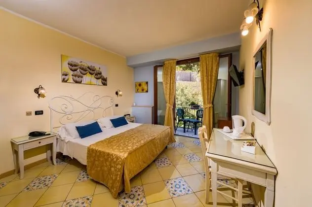 Tek Büyük veya İki Ayrı Yataklı Oda, Balkon, Kısmi Deniz Manzaralı