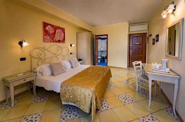Tek Büyük veya İki Ayrı Yataklı Oda, Balkon, Kısmi Deniz Manzaralı