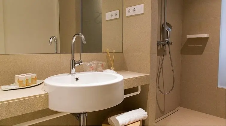 Standard Tek Büyük veya İki Ayrı Yataklı Oda, Balkon