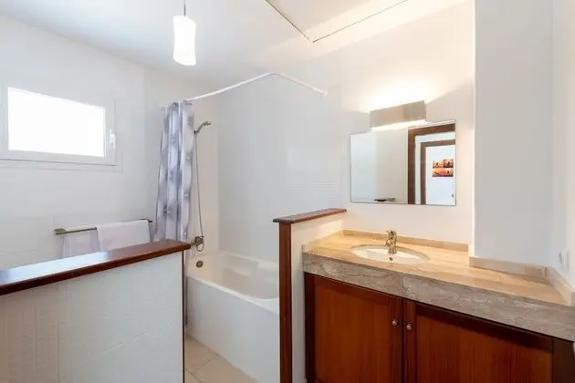 Basic Tek Büyük veya İki Ayrı Yataklı Oda, Ortak Banyo