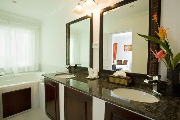 Swim-Up Junior Suite
