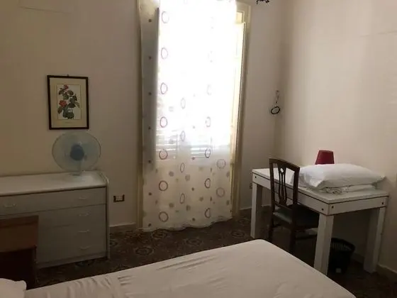 Tek Büyük veya İki Ayrı Yataklı Oda, Ortak Banyo (1)