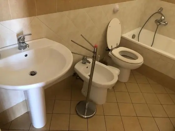 Tek Büyük veya İki Ayrı Yataklı Oda, Ortak Banyo (1)