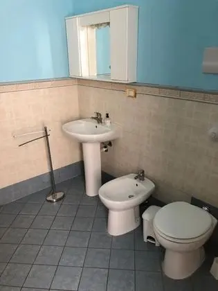 Tek Büyük veya İki Ayrı Yataklı Oda, Ortak Banyo (2)