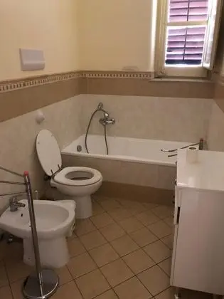 Tek Büyük veya İki Ayrı Yataklı Oda, Ortak Banyo (2)