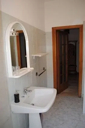 İki Ayrı Yataklı Oda, Ortak Banyo
