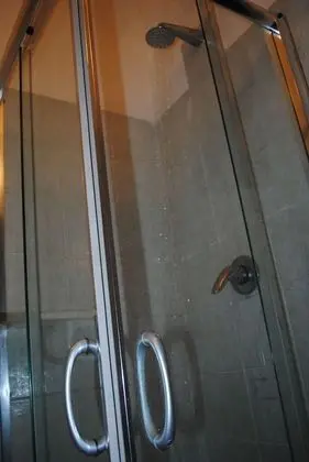 İki Ayrı Yataklı Oda, Ortak Banyo