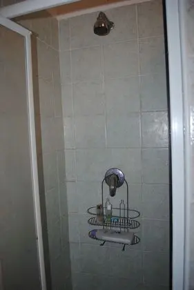 İki Ayrı Yataklı Oda, Ortak Banyo