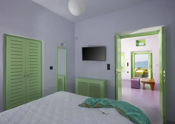 Edge Suite with Outdoor Hot Tub & Caldera View