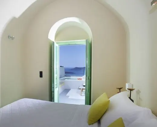 Honeymoon Suite with Outdoor Hot Tub & Caldera View