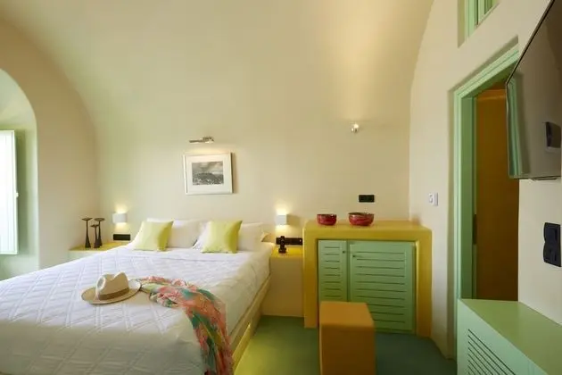 Honeymoon Suite with Outdoor Hot Tub & Caldera View