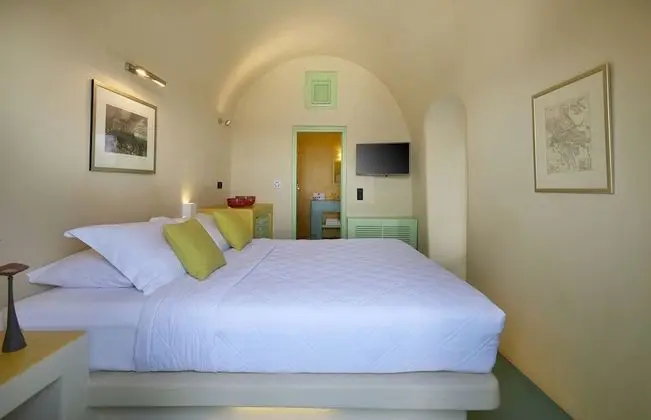 Honeymoon Suite with Outdoor Hot Tub & Caldera View