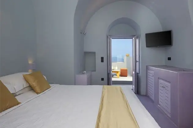 Honeymoon Suite with Outdoor Hot Tub & Caldera View