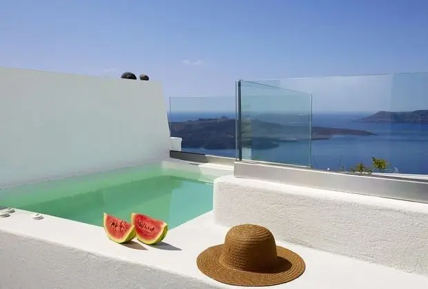 Honeymoon Suite with Outdoor Hot Tub & Caldera View