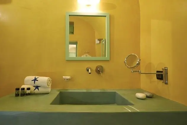 Honeymoon Suite with Outdoor Hot Tub & Caldera View