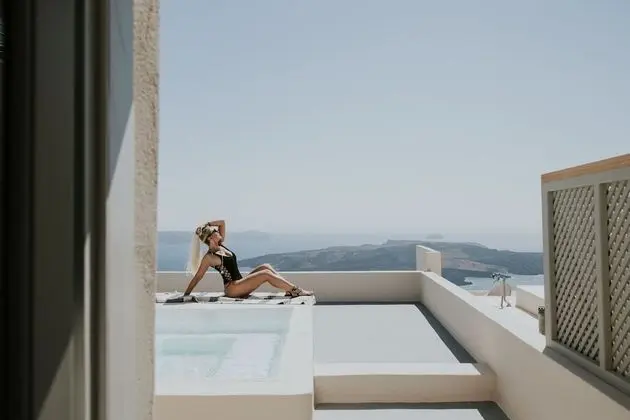 Deluxe Cliff Suite with Caldera View and Private Hot Tub (for 3)