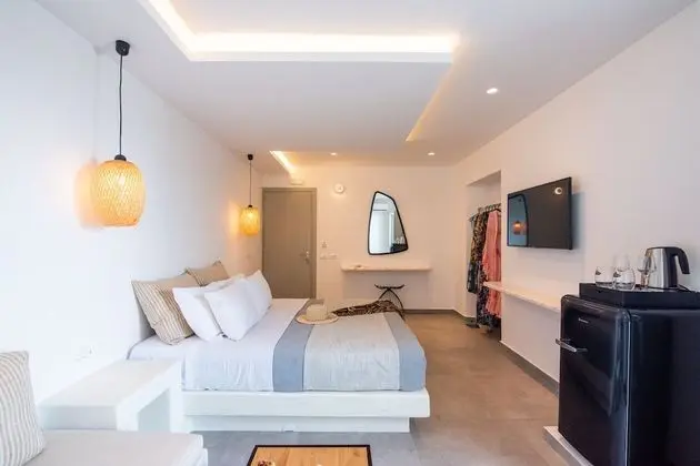 Deluxe Cliff Suite with Caldera View and Private Hot Tub (for 3)