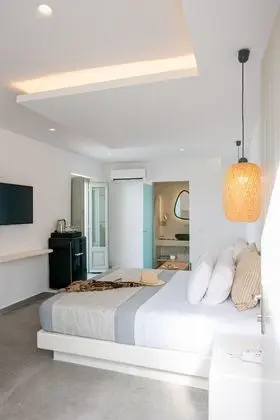 Deluxe Cliff Suite with Caldera View and Private Hot Tub (for 3)