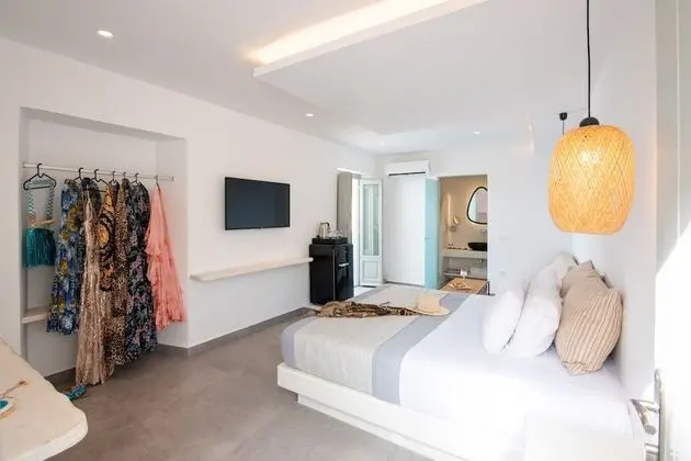 Deluxe Cliff Suite with Caldera View and Private Hot Tub (for 3)