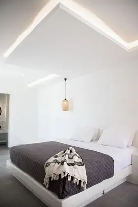 Deluxe Cliff Suite with Caldera View and Private Hot Tub (for 3)