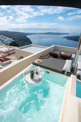 Deluxe Cliff Suite with Caldera View and Private Hot Tub (for 3)