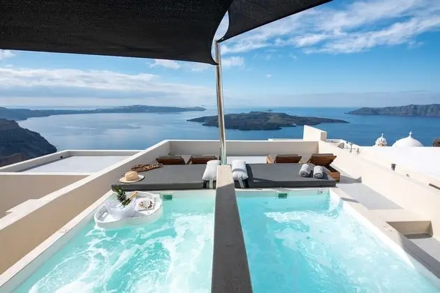 Deluxe Cliff Suite with Caldera View and Private Hot Tub (for 3)