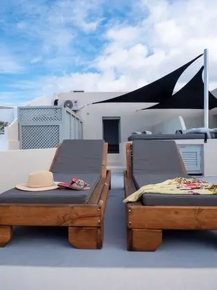 Deluxe Cliff Suite with Caldera View and Private Hot Tub (for 3)