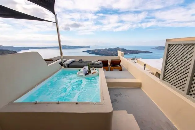 Deluxe Cliff Suite with Caldera View and Private Hot Tub (for 3)