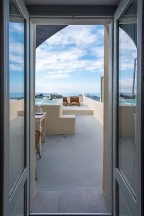Deluxe Cliff Suite with Caldera View and Private Hot Tub (for 3)