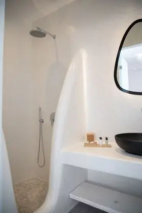 Deluxe Cliff Suite with Caldera View and Private Hot Tub (for 3)