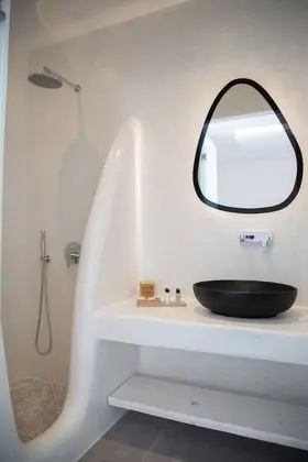 Deluxe Cliff Suite with Caldera View and Private Hot Tub (for 3)