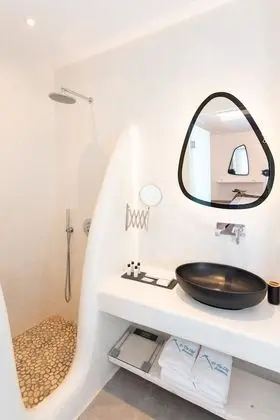 Deluxe Cliff Suite with Caldera View and Private Hot Tub (for 3)