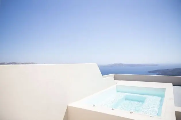 Deluxe Cliff Suite with Caldera View and Private Hot Tub (for 3)