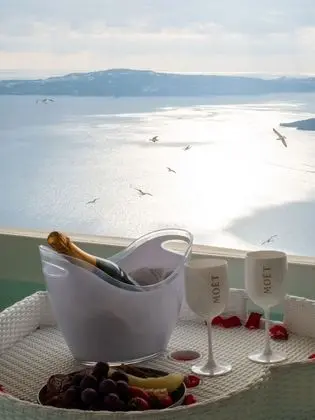 Junior Cave Suite, Caldera View, Private Hot Tub
