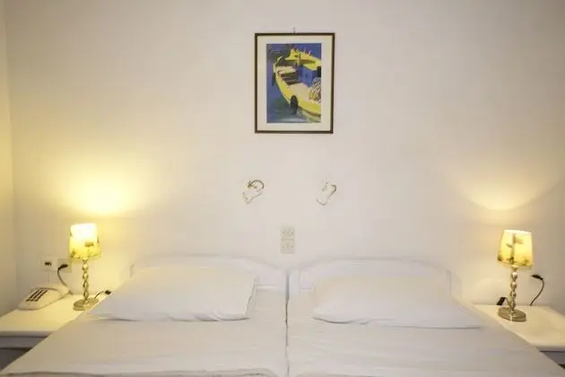 Üç Kişilik Oda, Havuz Manzaralı