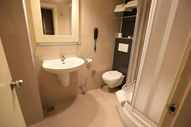 https://images.odamax.com/img/1024x768/odamax/image/upload/_al_Otel_202512170930541_Banyo.jpg