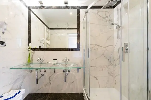 Büyük Yataklı Tek Kişilik Oda