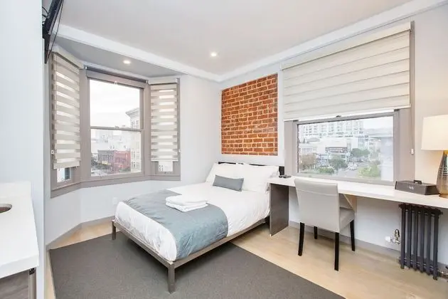 Signature Oda, 1 Büyük (Queen) Boy Yatak, Küçük Mutfak