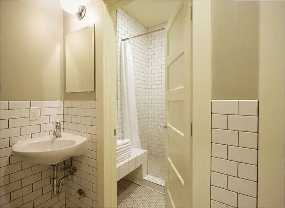 Standard Oda, 1 Büyük (Queen) Boy Yatak, Ortak Banyo