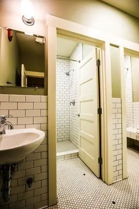 Standard Oda, 1 Büyük (Queen) Boy Yatak, Ortak Banyo