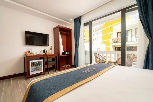 Deluxe Tek Büyük Yataklı Oda, Havuz Manzaralı