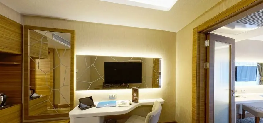 Junior Suite Suit